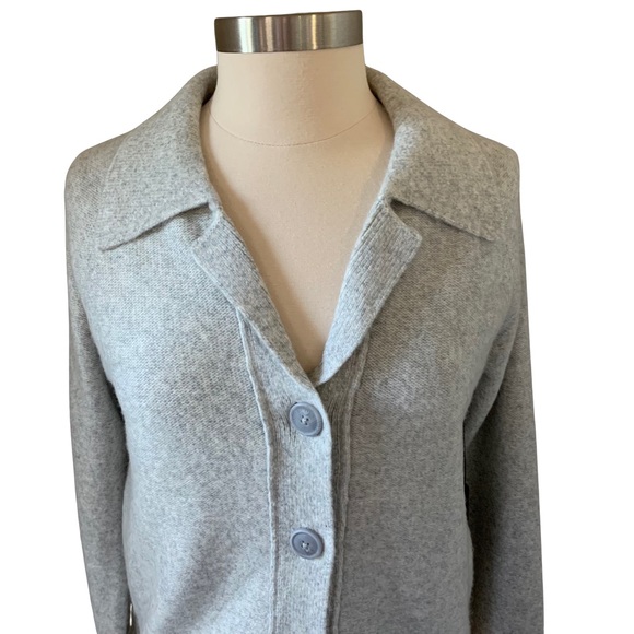Tahari Sweaters - Tahari Soft Gray Cardigan Sweater with Big Buttons Cozy Size Small NWT